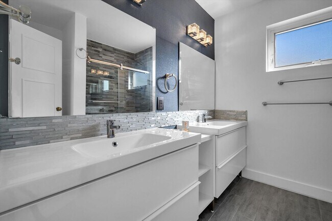 Building Photo - Beautiful Hollywood home in quiet neighbor...