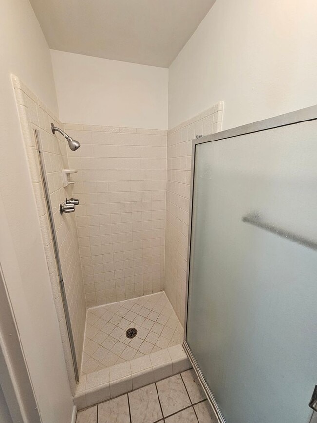 Building Photo - Great 3 Bed / 2 Bath Duplex in Millcreek