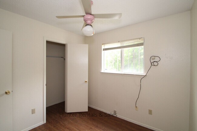 Building Photo - Dreamy Three-Bedroom - 1st month free with...