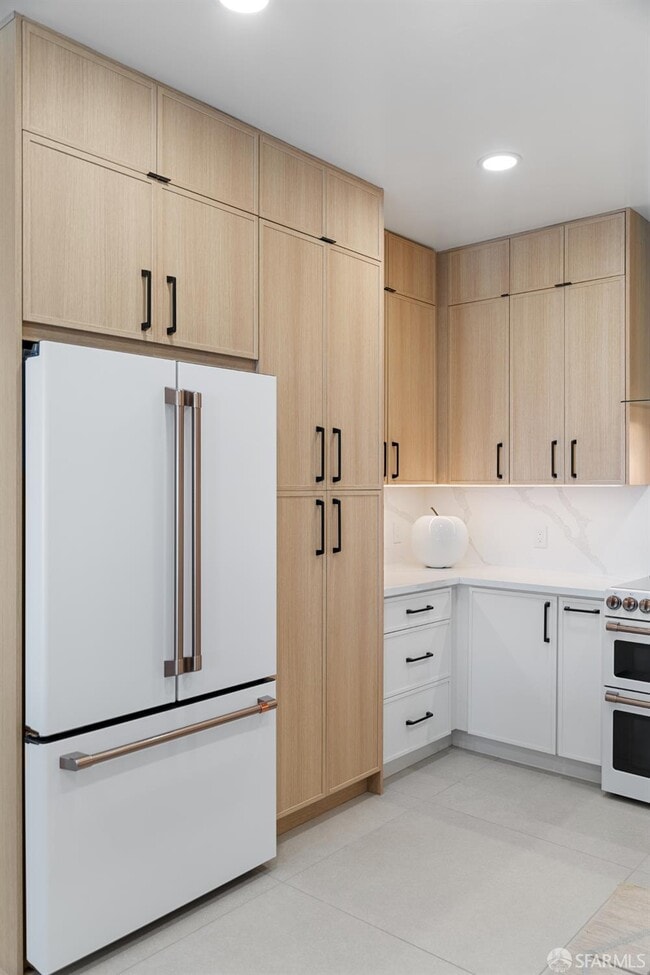 Building Photo - 628 Los Palmos Dr