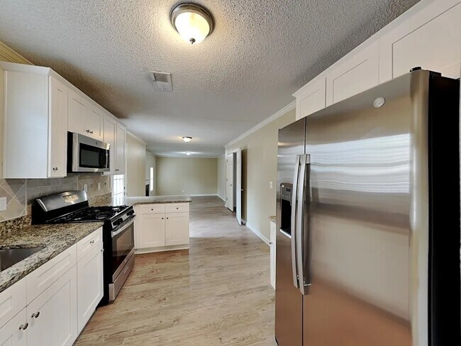 Building Photo - 408 Leafmore Rd SW