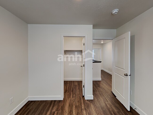 Building Photo - 2320 E Wild Horse Way