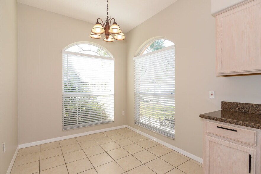 Building Photo - 535 Royal Ridge St