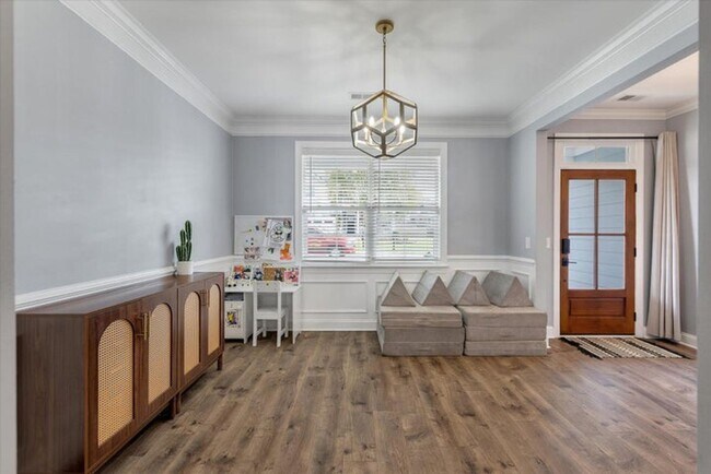 Building Photo - Show stopping 5 bed/3 bath rental in the h...
