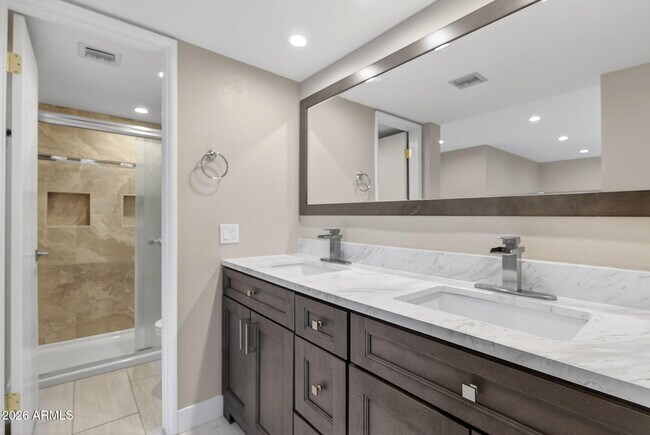 Building Photo - 7557 N Dreamy Draw Dr