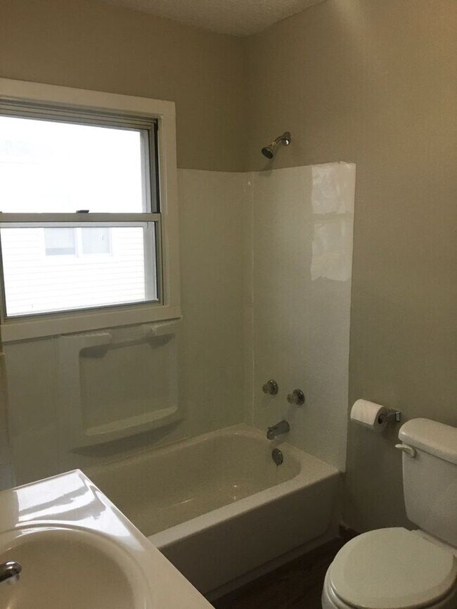 Building Photo - 3 bedroom / 1 bath house for rent - $1100-...