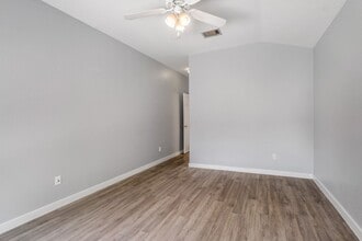 Building Photo - Imagine Coming Home to Comfort, Convenience & Style in North Austin!