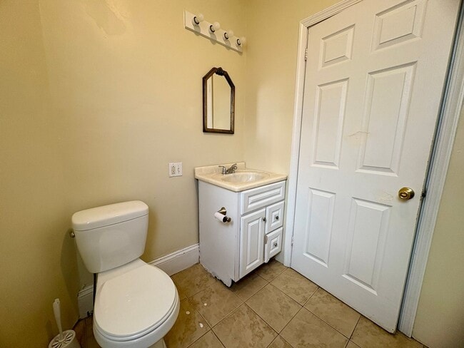 Building Photo - 4 Bedroom 1 Bathroom Rowhome in Reading w/...