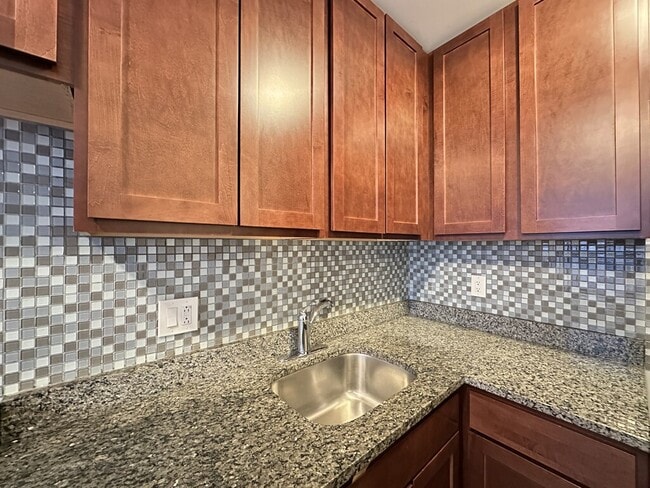 Building Photo - 430 W Roscoe St