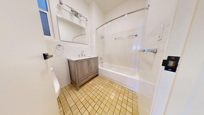 Building Photo - Gorgeous Remodeled 3BD/2BA with Parking & City Views in Nob Hill