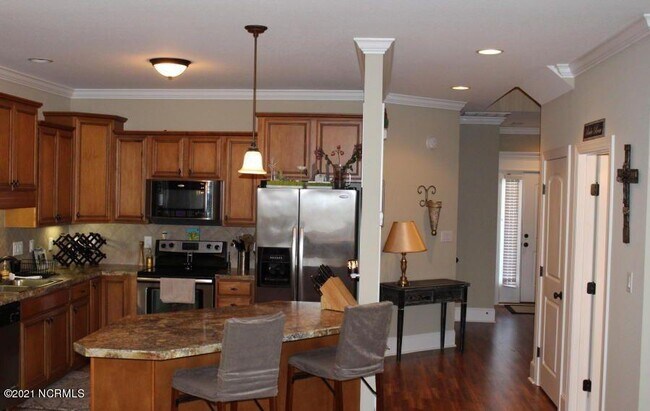 Building Photo - 2325 Dovedale Dr