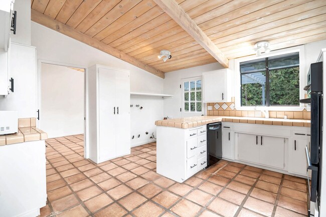 Building Photo - Stunning Woodland Hills Pool Home – South ...