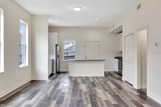 Building Photo - 912 E 20th Ave