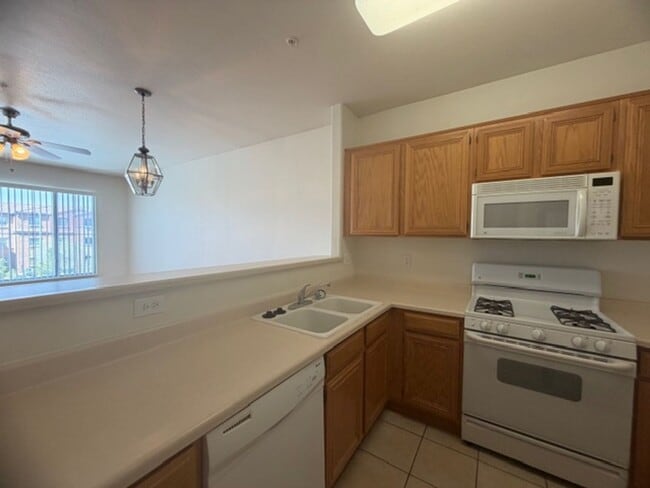 Building Photo - GUARD GATED TOP FLOOR PRIVATE 1 BED CONDO FEATURING A DETACHED 1 CAR GARAGE