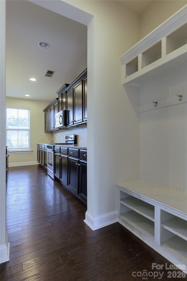 Building Photo - 1310 Middlecrest Dr NW
