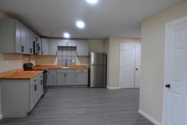Building Photo - Updated and Charming 3 Bedroom 1.5 Bathroo...