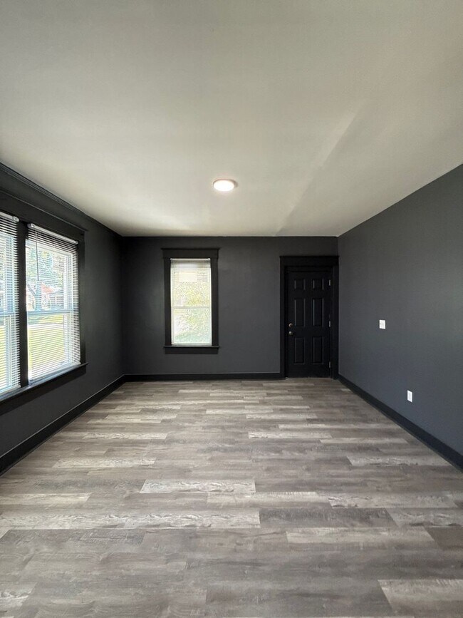 Building Photo - Fully Renovated Home in Berclair/Highland Heights – Section 8 Welcome!