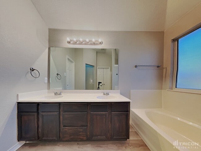 Building Photo - 1116 Monticello Dr