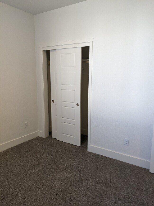 Building Photo - Prime location in Merced!