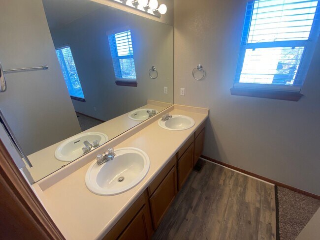 Building Photo - Lovely Cottonwood Home!