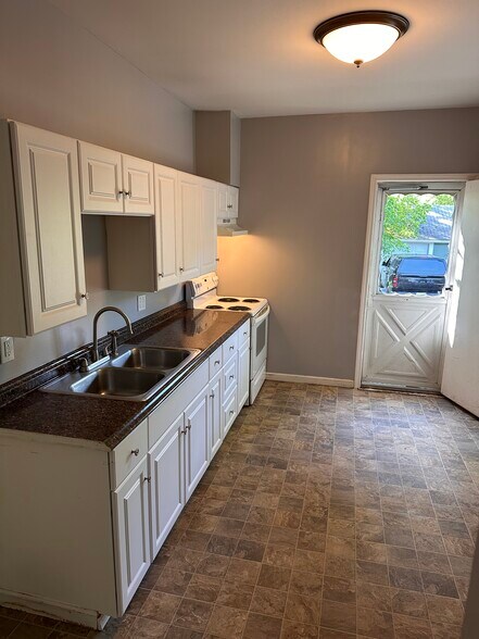 Building Photo - 136 Chapin St