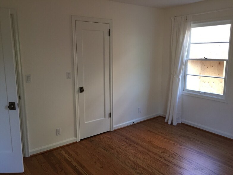 Building Photo - 4070 NE 8th Ave