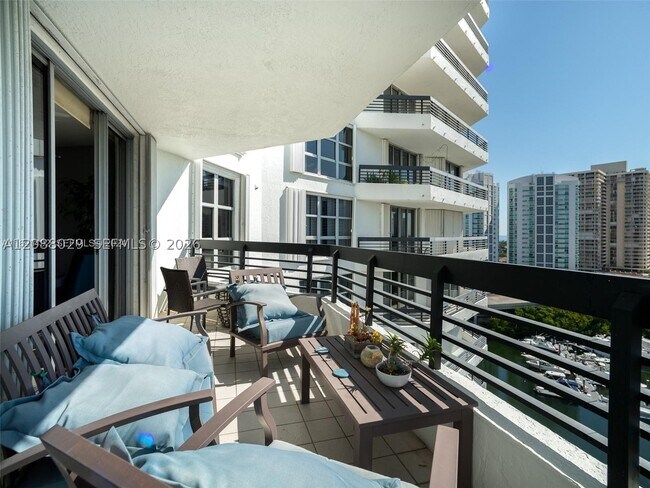 Building Photo - 3500 Mystic Pointe Dr