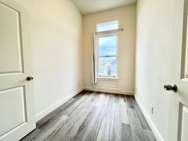 Building Photo - 963 Oak