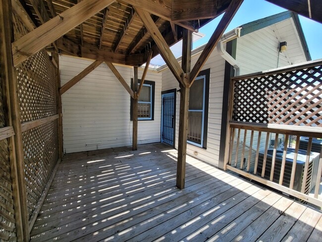 Building Photo - 113/115 Vitra Place