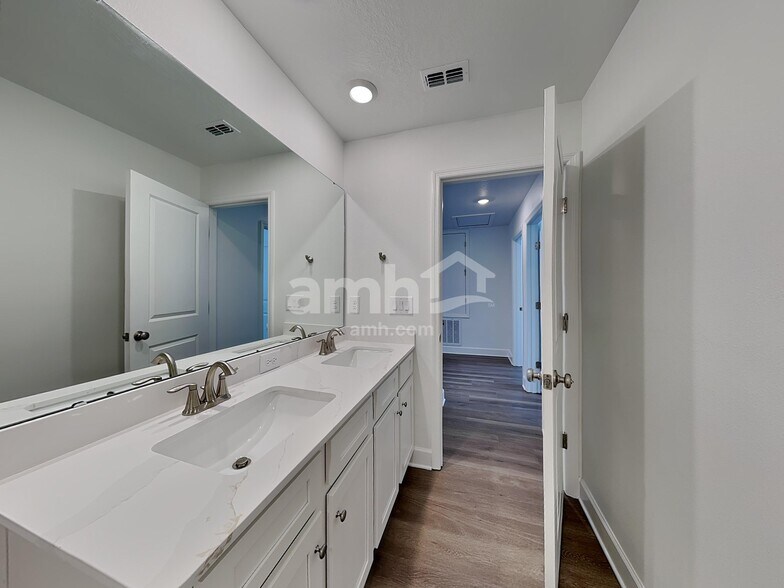 Building Photo - 16458 Cheyanne Ct