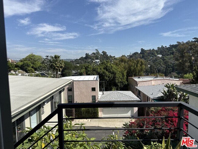 Building Photo - 2243 Silver Ridge Ave