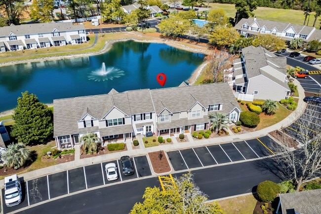 Building Photo - Charming Townhome with Water Views near The Market Common!