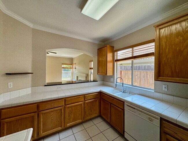 Building Photo - Beautiful 3 Bed / 2 Bath Home with 2-Car Garage in Roseville