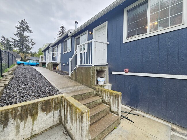 Building Photo - 407 E 8th Ave