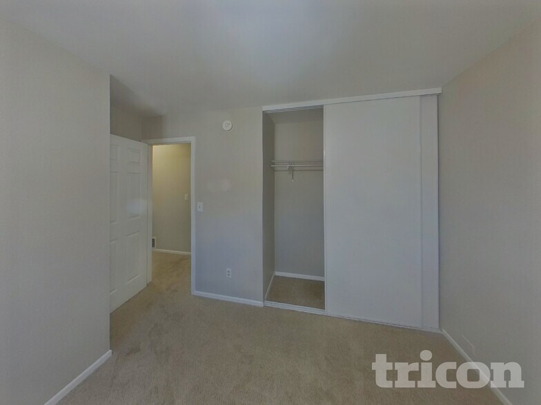 Building Photo - 3015 Moonbeam Cir N