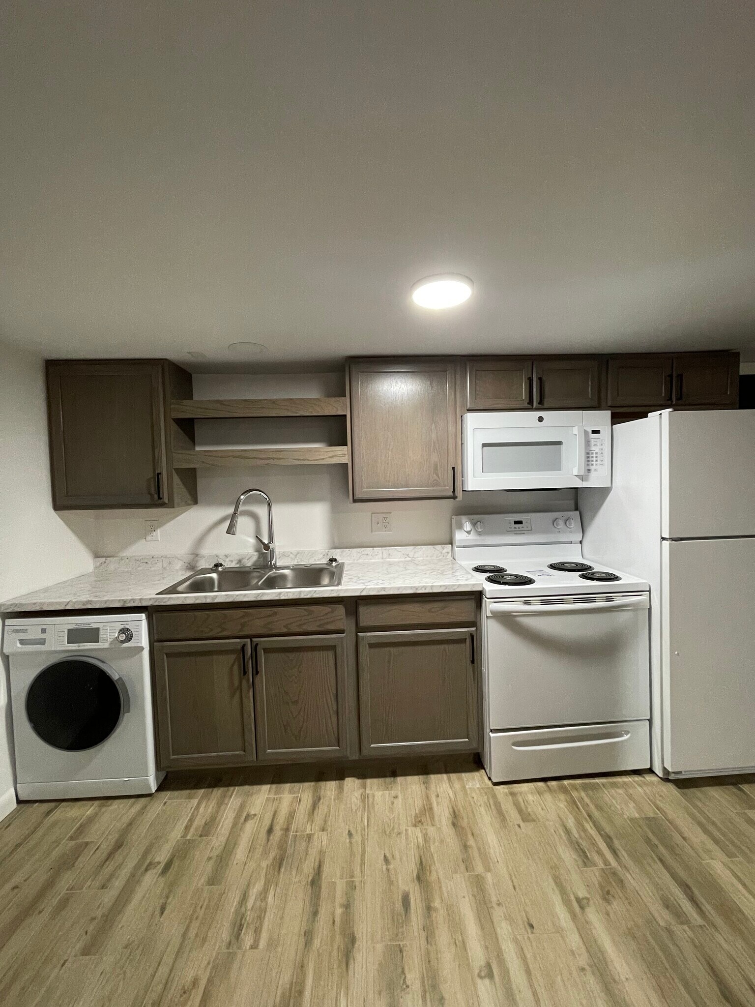 Kitchen + combination W/D unit - 116 Cumberland Ct