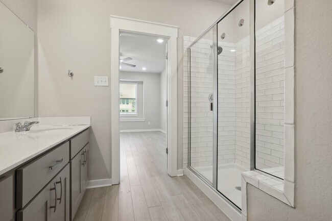 Building Photo - 2310 Calvert Dr