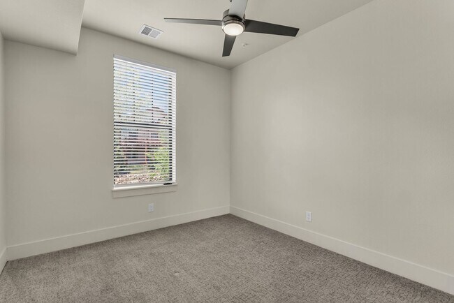 Building Photo - 8381 Meadowview Ct