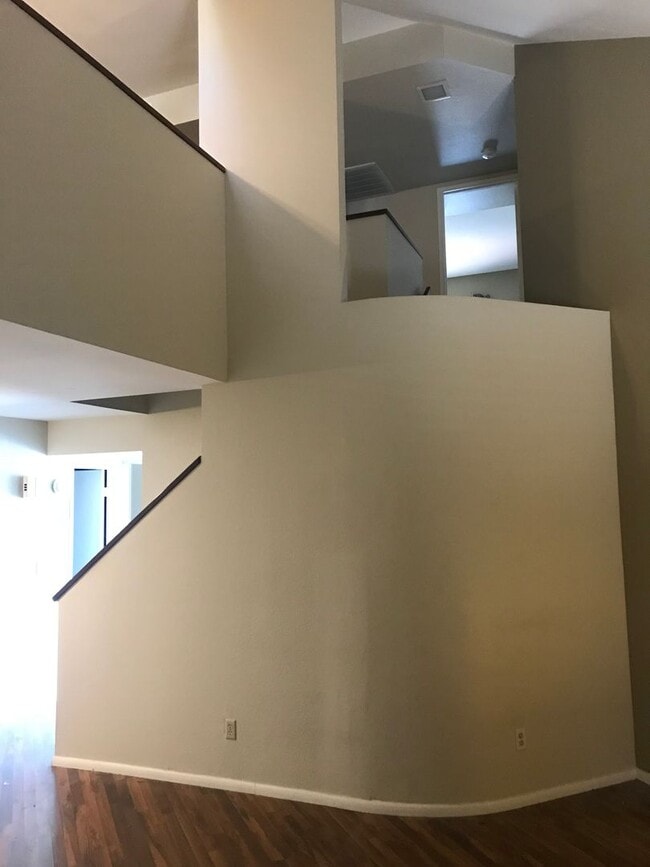 Building Photo - 2 bed + Bonus Room/Loft and 2 car garage