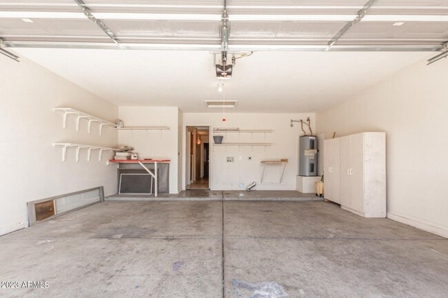 Building Photo - Move In Ready!  3 Bed, 2 Bath w/2 Car Garage