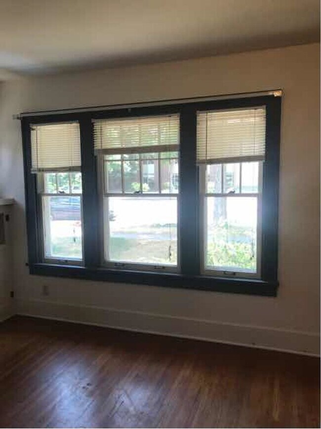 Building Photo - 904 1/2-310-312 E Elizabeth St