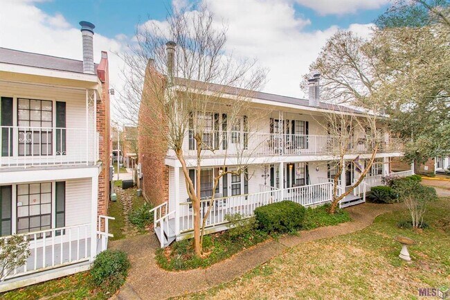 Building Photo - 2BR/2.5BA Corner Townhome – Near Woman’s Hospital