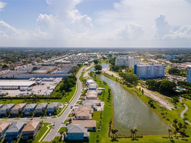 Building Photo - 3701 Greenway Dr