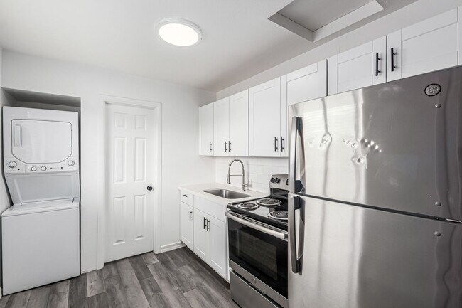 Building Photo - Four weeks of free rent! - Studio Near Grand Canyon University with Washer/Dryer!