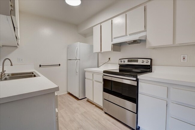 Building Photo - Fantastic 1 Bedroom Condo in Point Loma!!