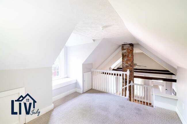 Building Photo - 1121 E 9th St