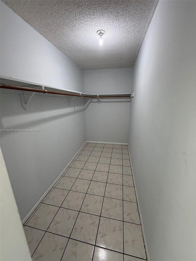 Building Photo - 1655 NE Miami Gardens Dr