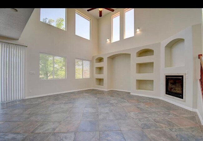 Building Photo - COMING SOON Large 5 Bedroom home with loft...