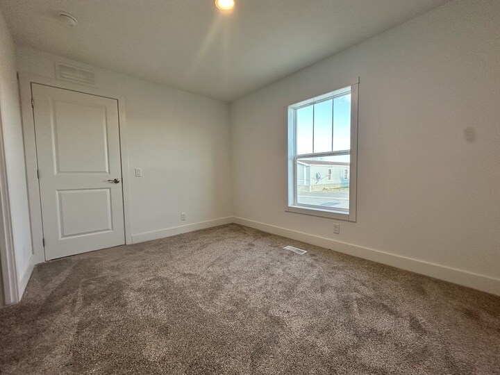 Building Photo - 16 Lapin St