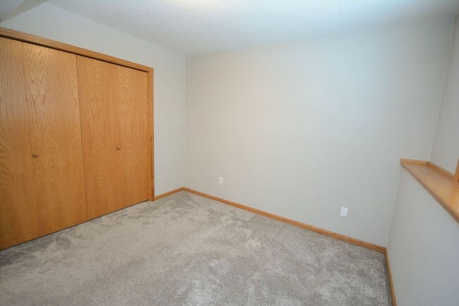 Building Photo - Twin home with walk-out basement & great updates!